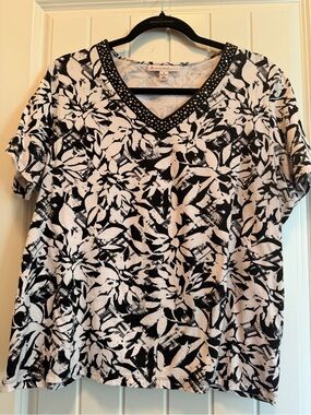 JM Collection Black and White Floral V-Neck Studded Short Sleeve Top